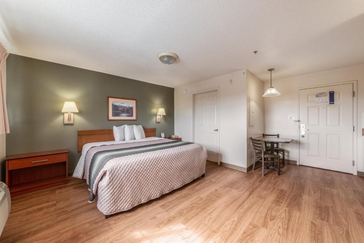 Hometowne & By Red Roof Charlotte - Motel 2*