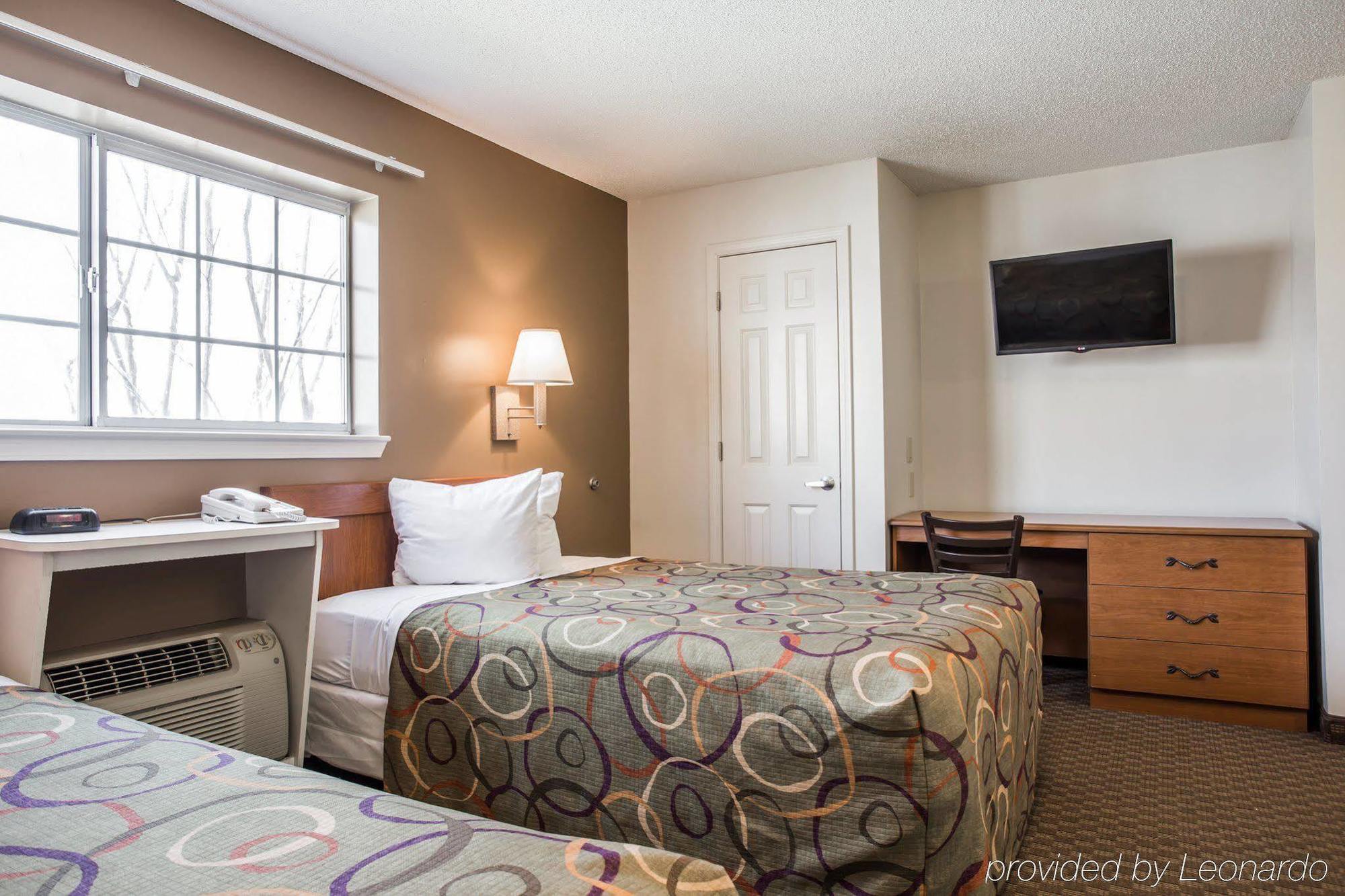Hometowne & By Red Roof Charlotte - 2*