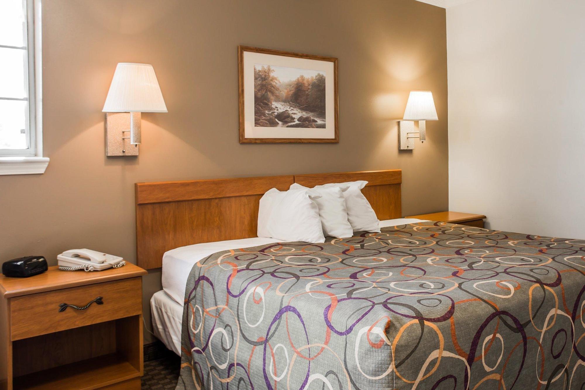Motel Hometowne & By Red Roof Charlotte - 2*