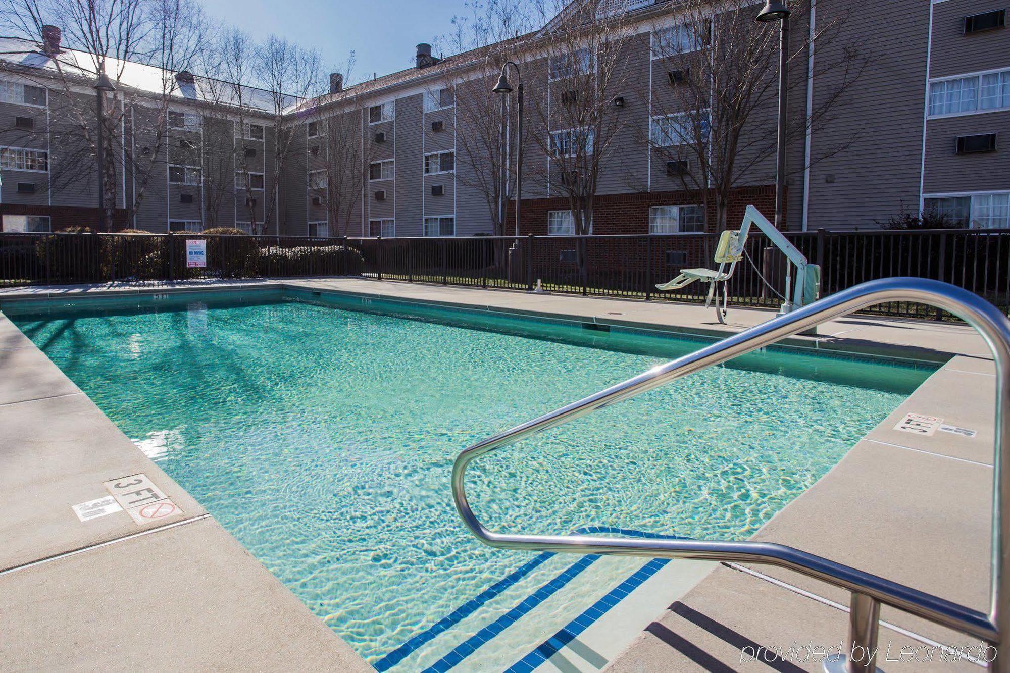 Hometowne & By Red Roof Charlotte -